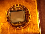 Ein EPROM (Erasable Programmable Read-Only Memory) ist ein nichtflüchtiger Speicherbaustein, der ab den 1970er Jahren in Computern eingesetzt wurde. Das gespeicherte Programm kann durch ultraviolettes Licht (Wellenlänge ca. 253,7 nm) wieder gelöscht werden. Deshalb besitzt der EPROM-Chip ein lichtdurchlässiges Quarzfenster, durch das ich hier fotografiert habe. Nach mehrminütiger UV-Bestrahlung ist der Speicher vollständig gelöscht und kann neu programmiert werden. Heute wird diese Technik nicht mehr benutzt. 